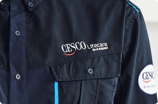 세스코 전문가의 유니폼의 세스코 마크가 확대되어 있습니다.